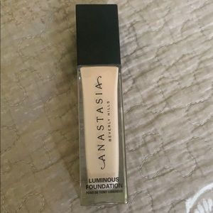 Anastasia Beverly Hills luminous Foundation 150W